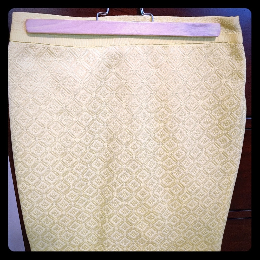Yellow pencil skirt